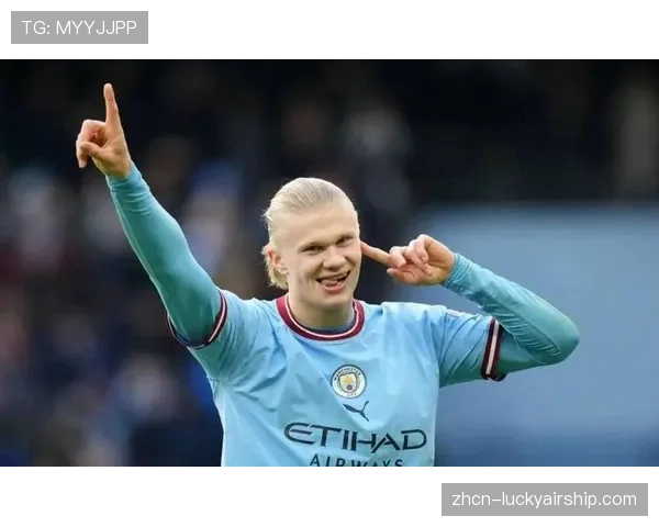 终场哨响,哈兰德独自坐在草坪,神情失落 终场哨响,哈兰德独自坐在草坪,神情失落